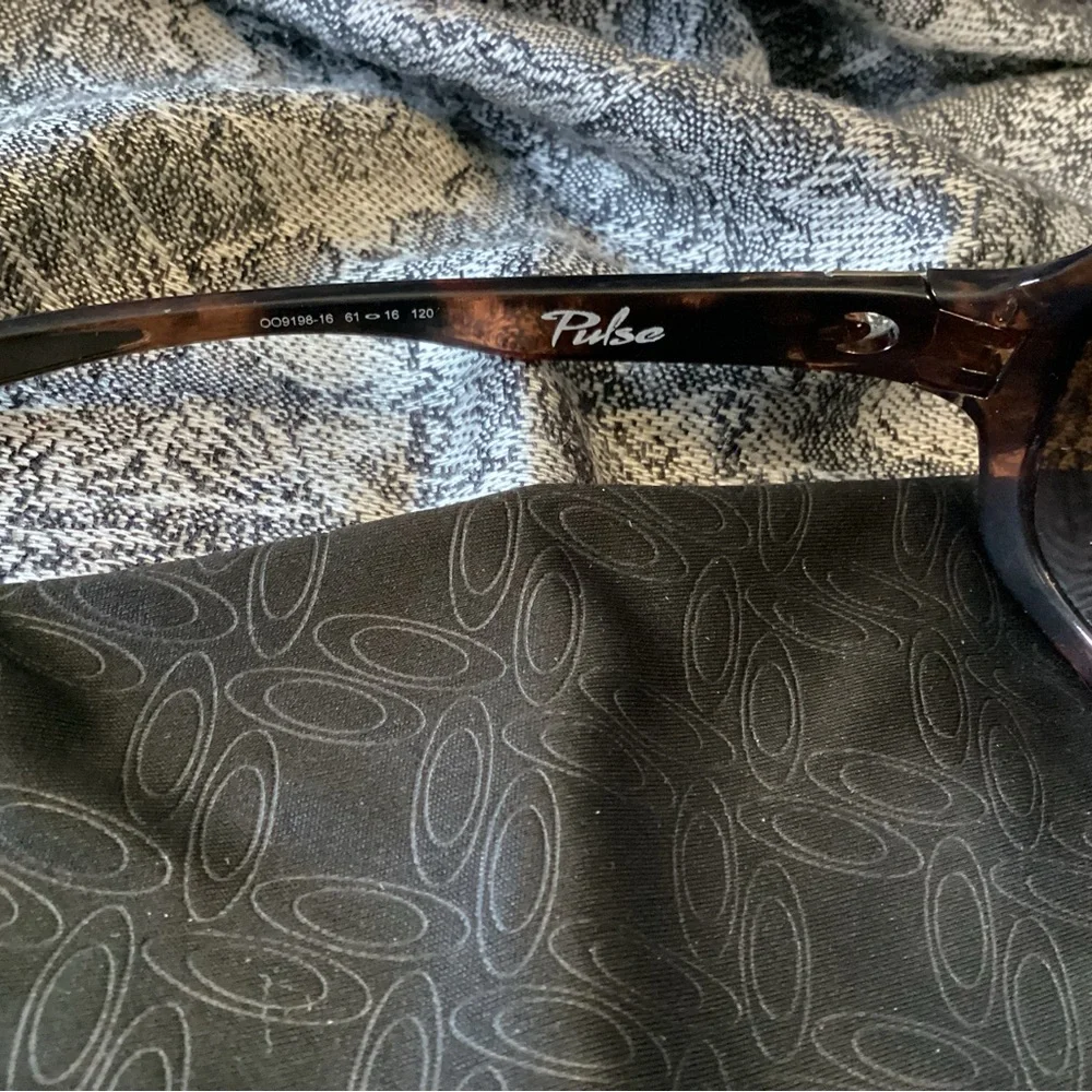 Oakley Sunglasses with tortoise shell frames and polarized lenses and soft case - Picture 3 of 11